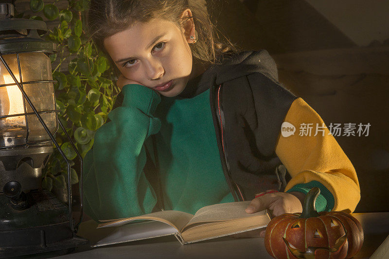 女孩晚上在台灯下看书。