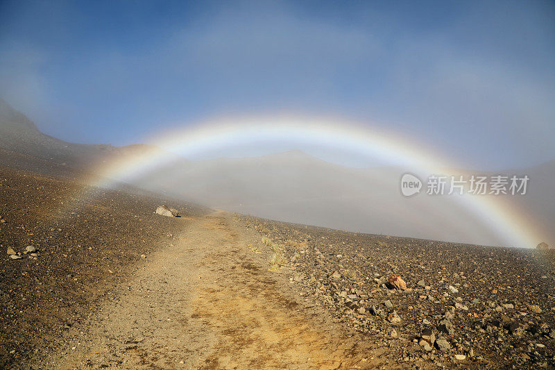 山顶哈雷阿卡拉火山口的彩虹