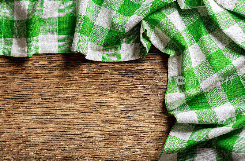 木桌上铺着绿色格子台布