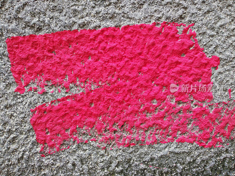 红色笔画粗糙的混凝土墙