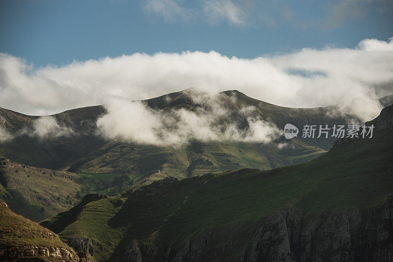 西班牙坎塔布里亚的绿色山景