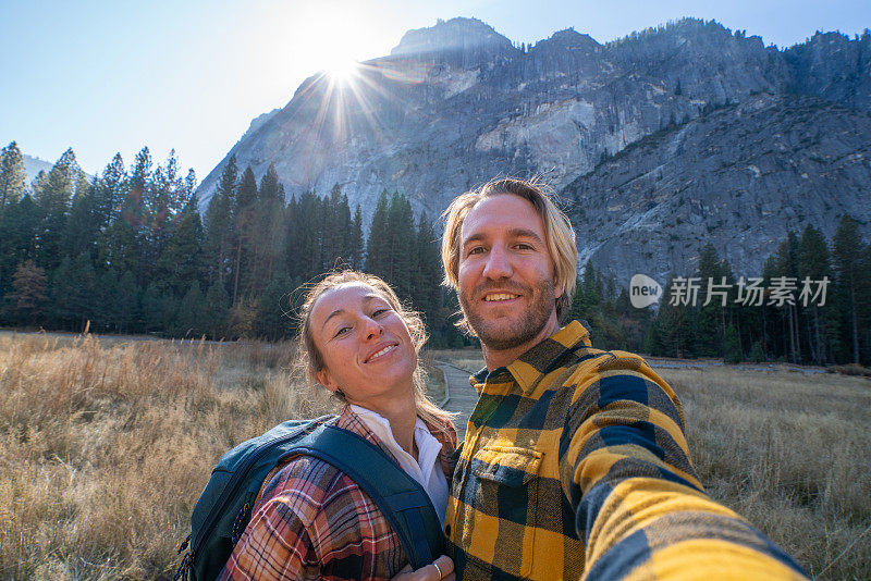 年轻女子在约塞米蒂山谷自拍-徒步旅行的女孩