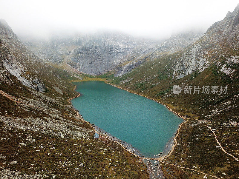 中国四川省阿坝县安窦县连巴耶泽石山中的扎嘎尔湖