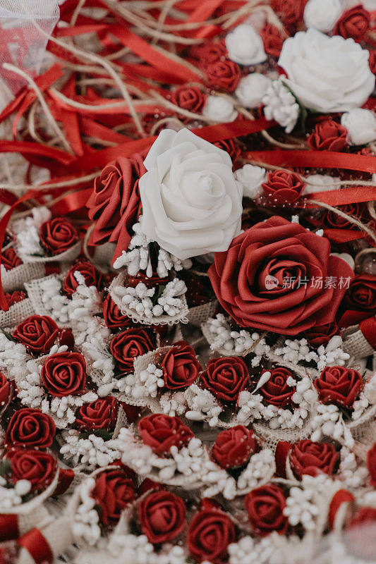 红色和白色的玫瑰和红色的丝带