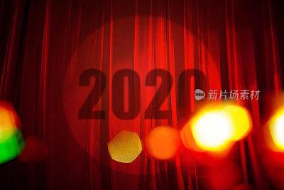 2020年聚光灯投射在舞台红幕与散焦灯光背景