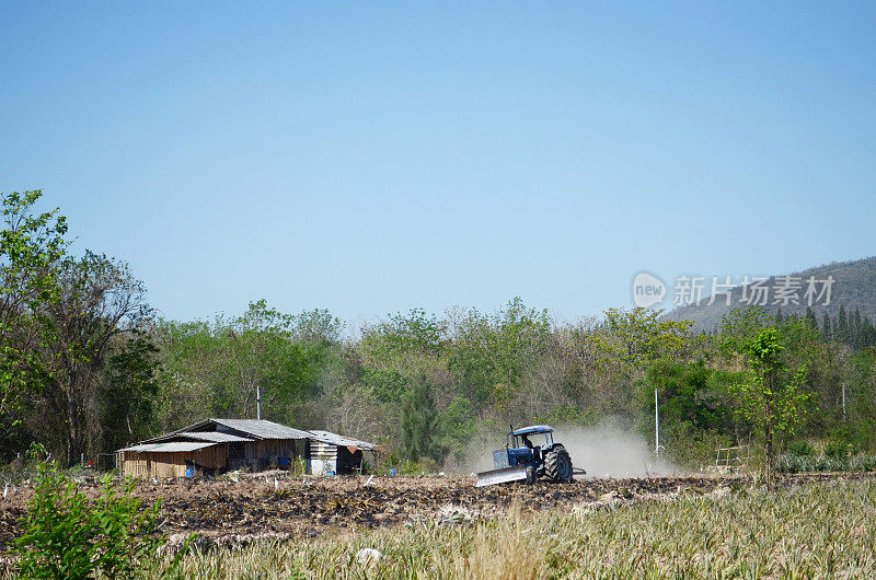 在田间农业中用拖拉机准备土壤