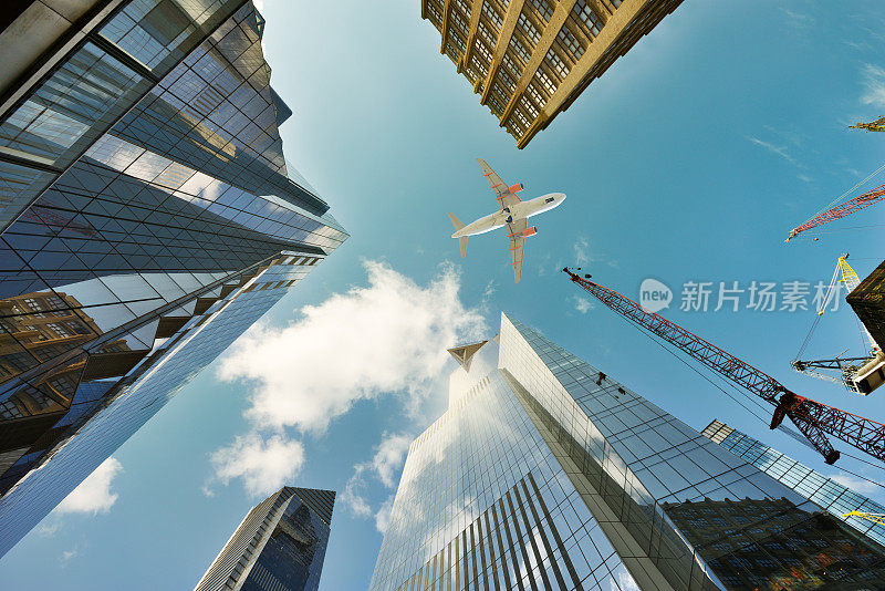 飞机飞过摩天大楼，曼哈顿，纽约。