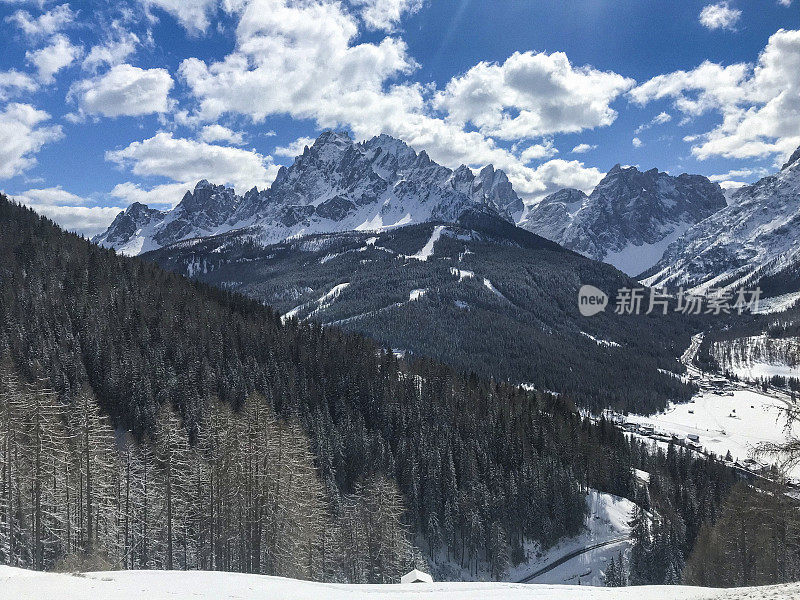 阿尔卑斯山冬天的景色。德津南滑雪场，意大利东北部，南蒂罗尔
