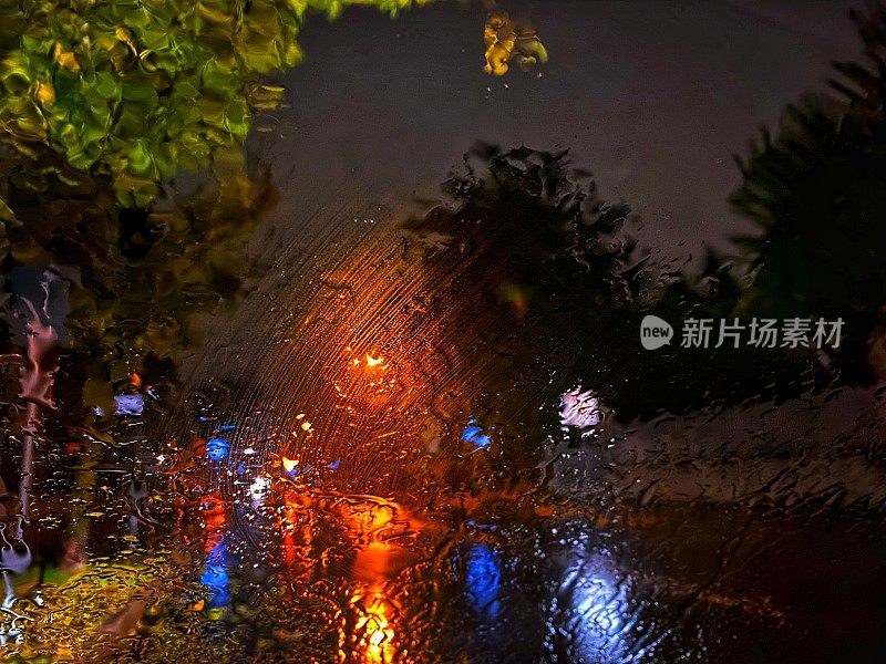 在下雨的夜里开车