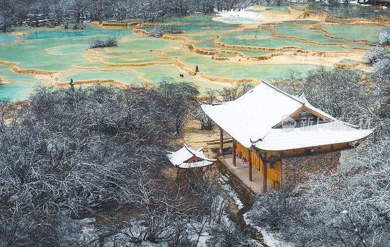 美丽的自然景观黄龙和九寨沟国家公园与惊人的雪在中国四川