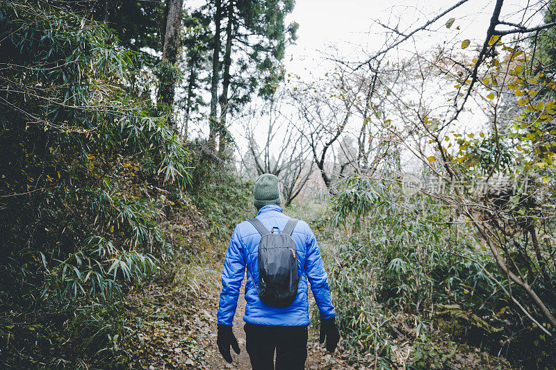 一个人在山里徒步旅行