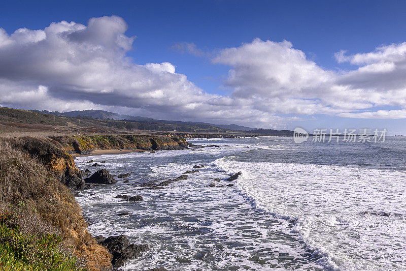 加利福尼亚海岸汹涌的海浪
