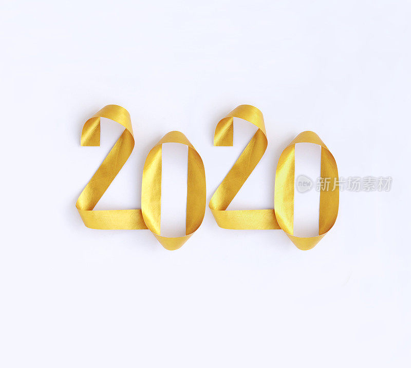 逼真的3D孤立的金色新年形状扭曲在2020年的数字在白纸背景-原始贺卡