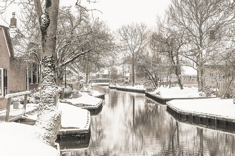 在一个寒冷但美丽而平静的冬天，Giethoorn村附近的Dwarsgracht有积雪的运河