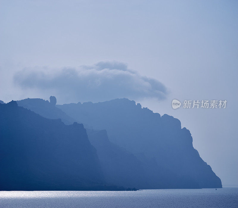 岩石海岸，卡拉达火山，阳光和阴霾，克里米亚