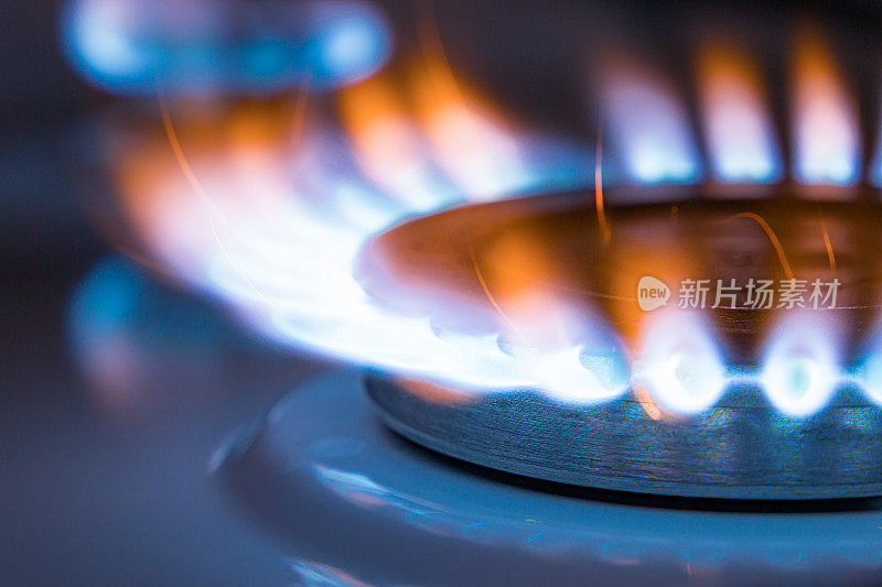 燃烧天然气厨房炉灶。红色和蓝色的火焰靠近了