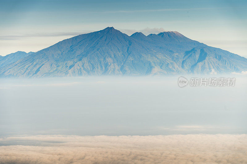 清晨在印度尼西亚东爪哇的布罗莫卡尔代拉。火山的形成有几座火山，以著名的布罗莫火山和塞默鲁火山为背景