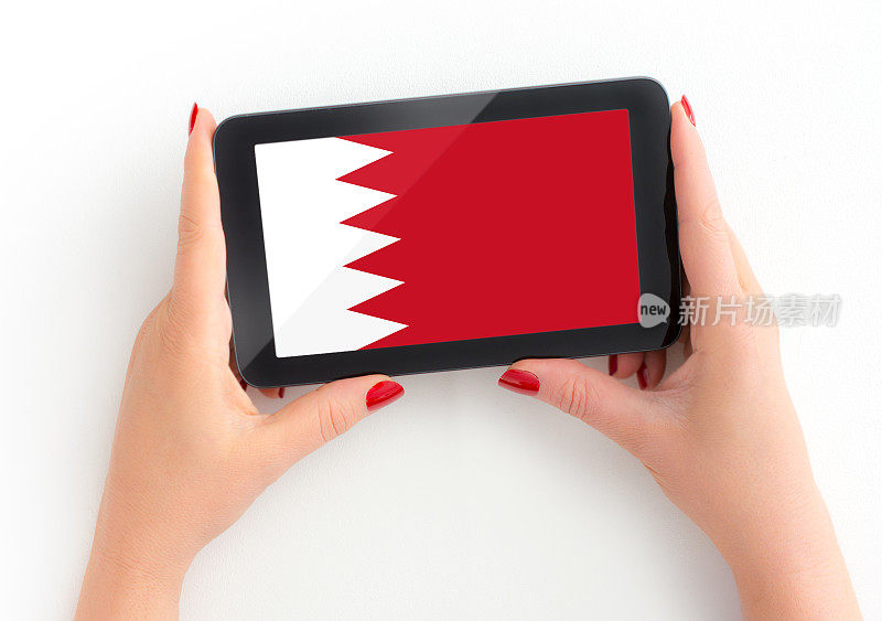 巴林旗在数字平板电脑在成熟女性的手与个人观点