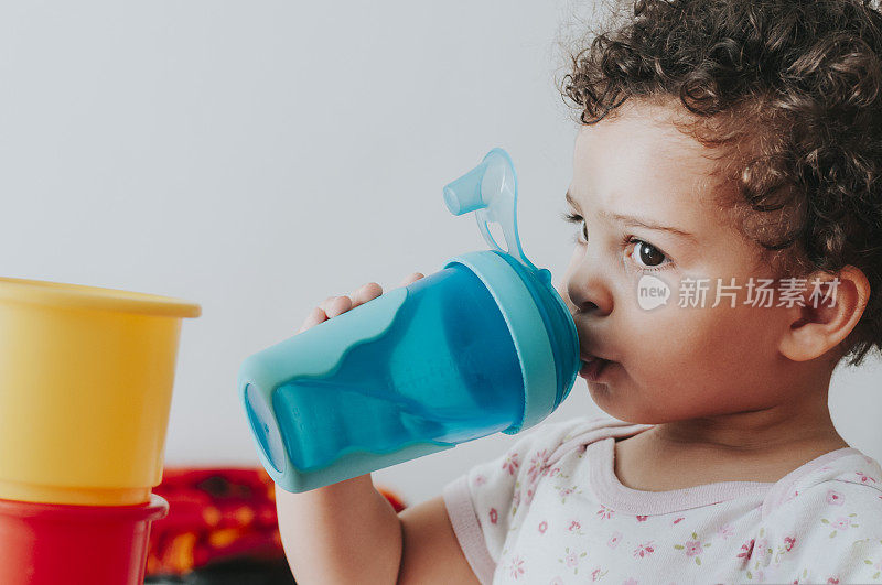 人物:18个月大的女孩在喝水