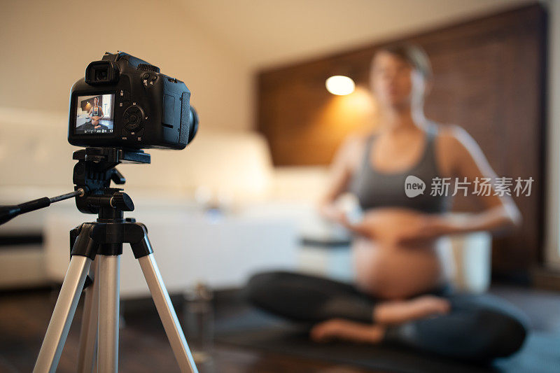 一名年轻孕妇在录产前瑜伽课