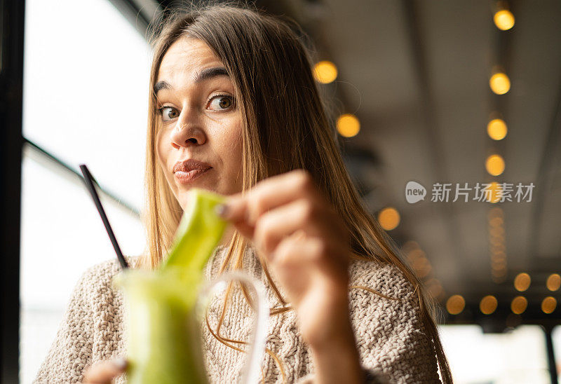 年轻女子喝冰沙