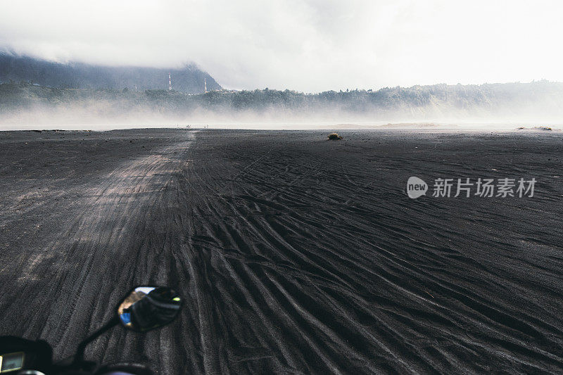 在印度尼西亚Bromo火山地区骑摩托车驾驶火山沙