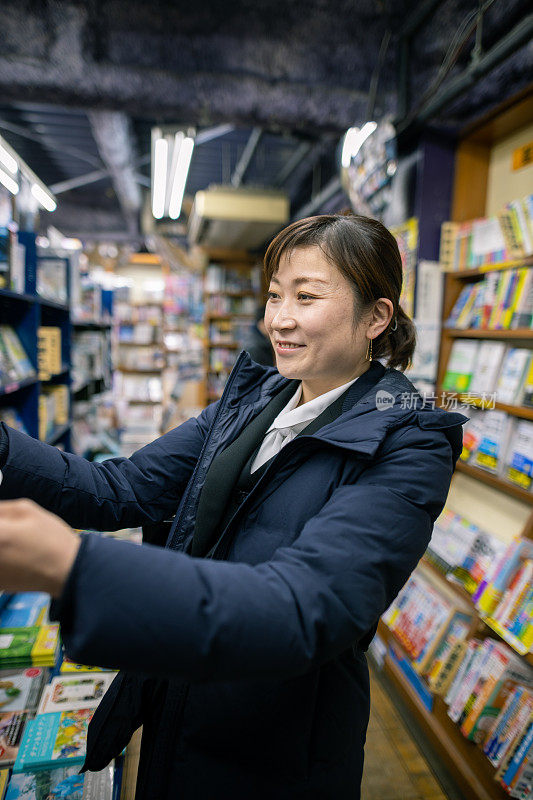 在书店选购书籍的女士