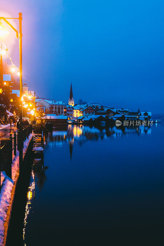 奥地利阿尔卑斯山城哈尔斯塔特的夜景