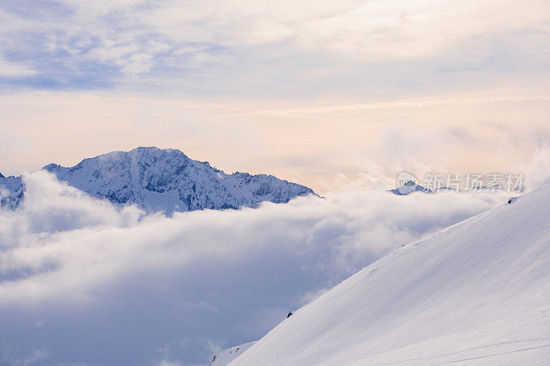 美丽的冬季高山景观滑雪场顶部有雪。阿尔卑斯山，白云岩，意大利，欧洲