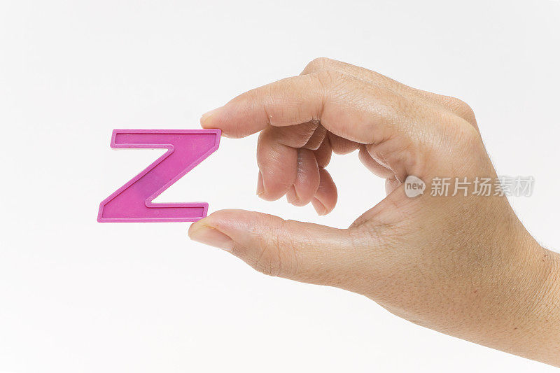 女性手握塑料字母Z