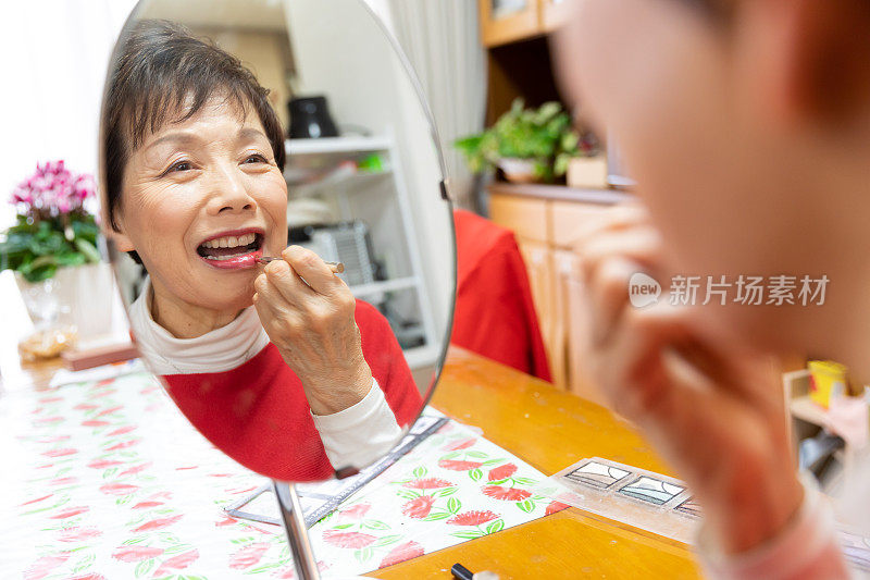 一位年长的女士早上在准备