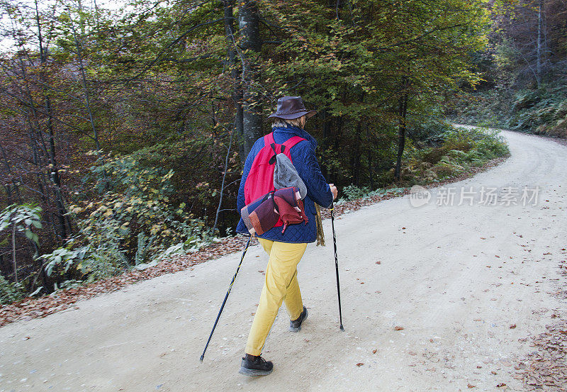 一位老年妇女徒步登山