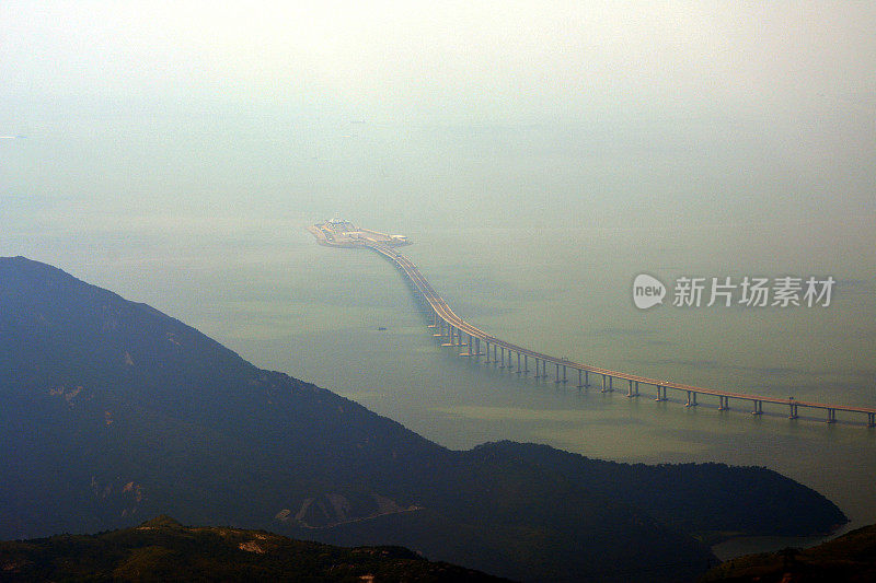 从大屿山眺望港珠澳大桥