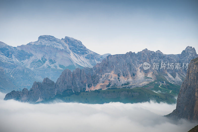 美丽的山与发光的山峰在日落秋天的风景在阿尔卑斯迪西在白云岩意大利