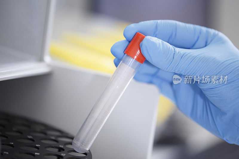实验室里的医学研究在实验室使用现代设备处理医学样本的科学家。实验室医疗设备用于分析的医疗设备。血液检测冠状病毒(COVID-19)。