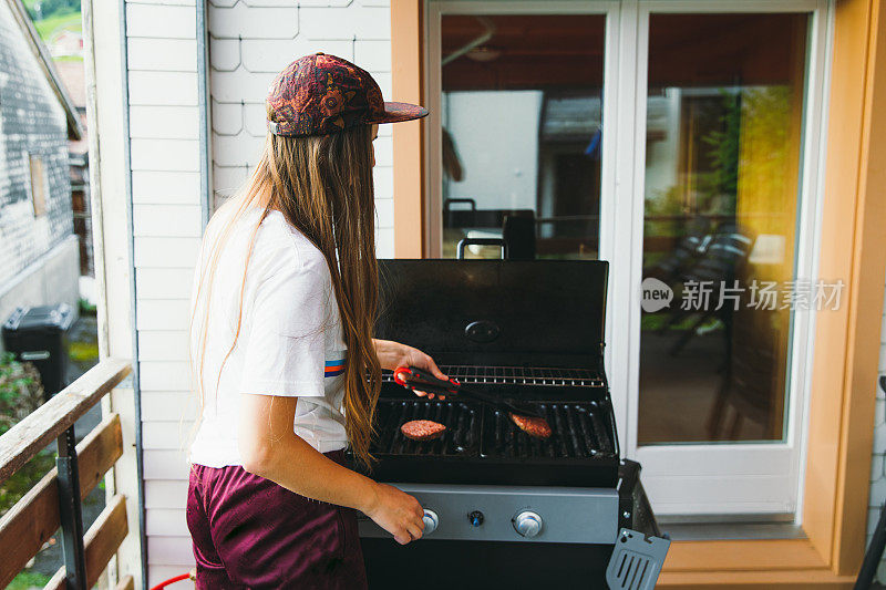 年轻女子准备烧烤汉堡-烧烤派对