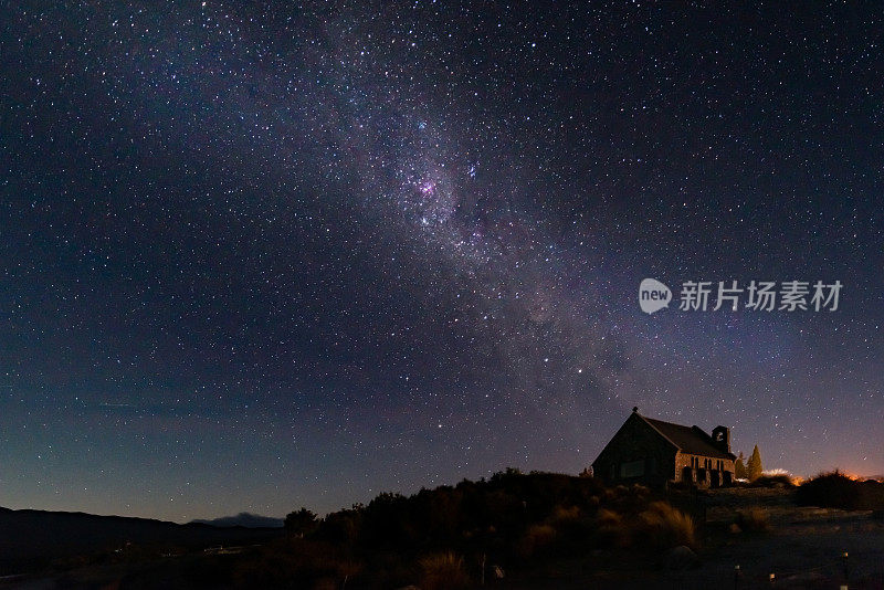 新西兰特卡波湖善牧教堂上方的银河