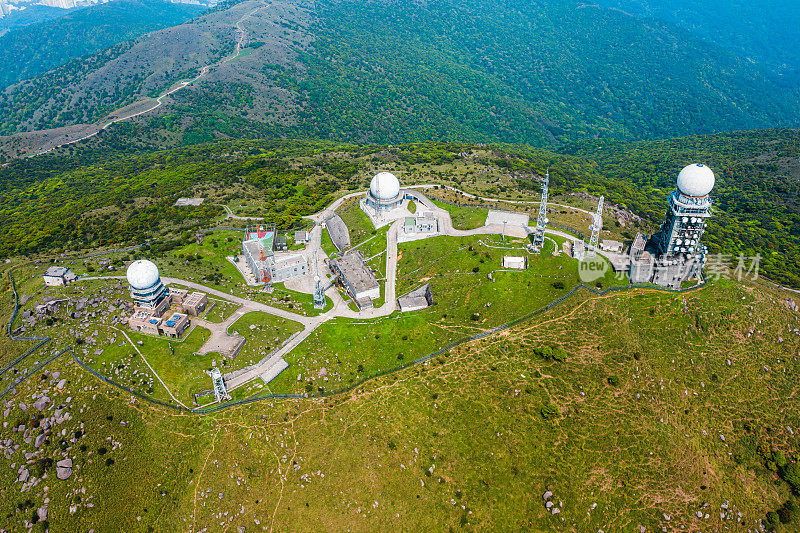 大帽山天文台的无人机照片，大帽山是香港的最高峰