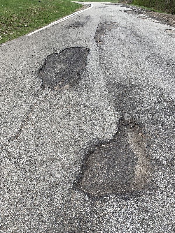 坑洼和破碎的道路