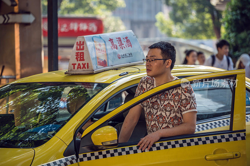 重庆出租车司机在等乘客