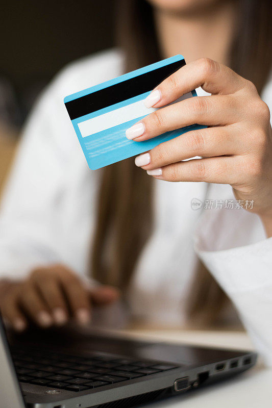 陌生女性用信用卡在网上为办公室购买物品