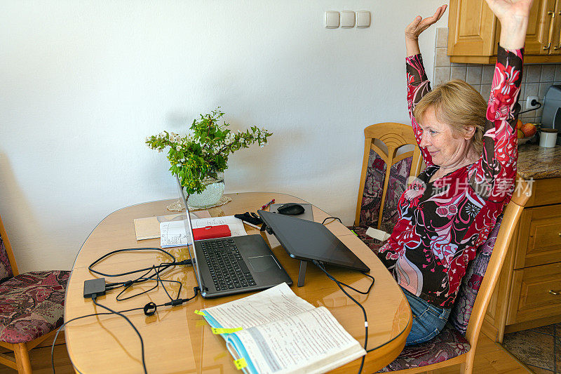 欧洲斯洛维尼亚Primorka，高级数学教师使用手提电脑及绘图板授课。