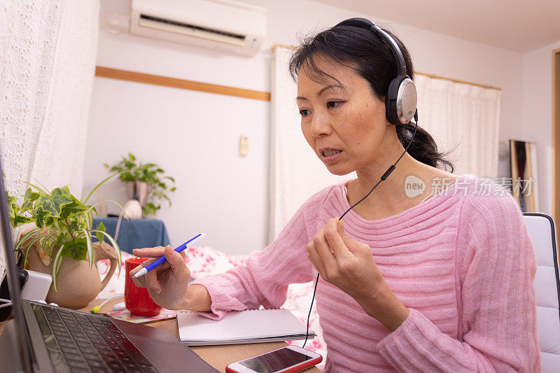 在家里工作的日本妇女