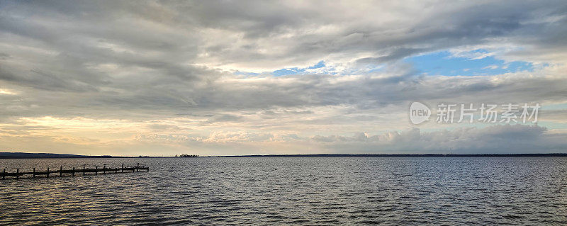 全景曝光在湖泊与穆迪云景