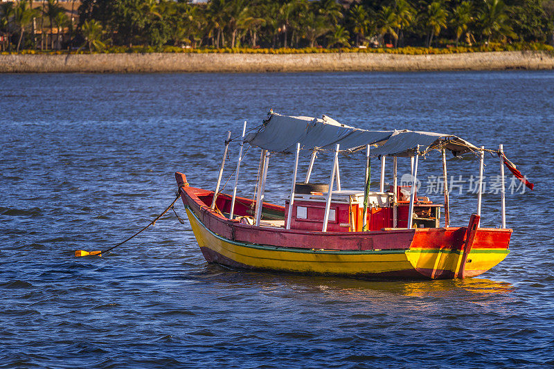 巴西东北部巴伊亚的一艘乡村木船-阿达达的塞古罗港