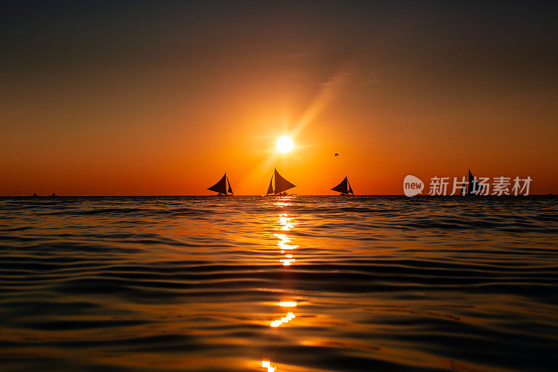 长滩岛-日落中的帆船。