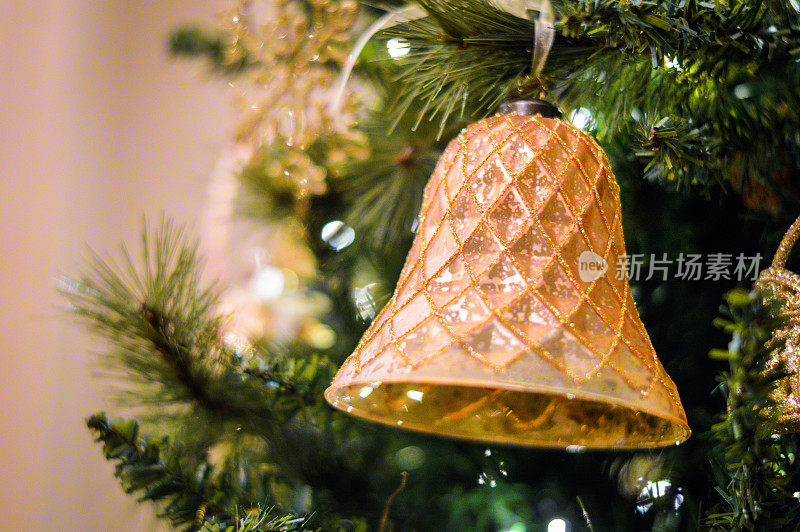 圣诞树与闪闪发光的铃铛和丝带