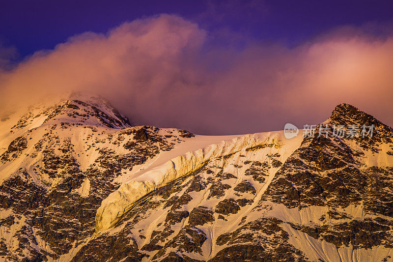 白雪皑皑的塞维代尔山，奥特勒山脉和冰川-伦巴第，意大利阿尔卑斯山