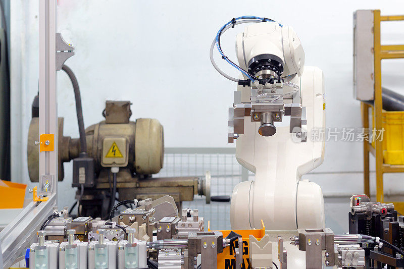自动化机器中带有抓手单元的工业机器人。