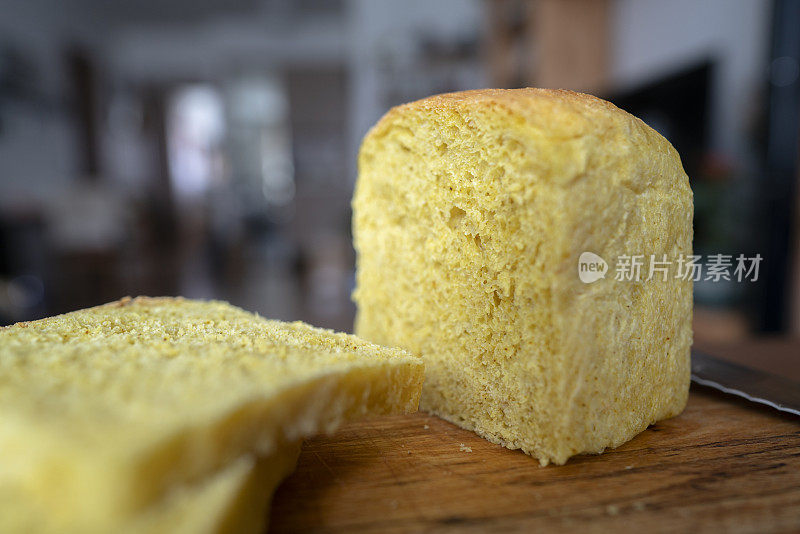 自制面包，用姜黄粉和全麦粉